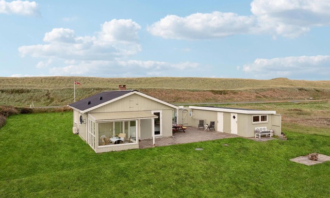 Fjand Badeby House | Cozy 2-Bedroom Getaway in Ulfborg with Ocean View