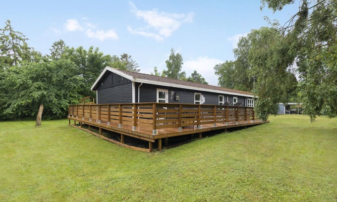 Hoensinge House | Cozy Cottage with Sauna & Hot Tub for Memorable Getaways