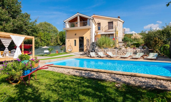Imotski House | Elegant 5-Bedroom Retreat in Vinjani Donji with Pool