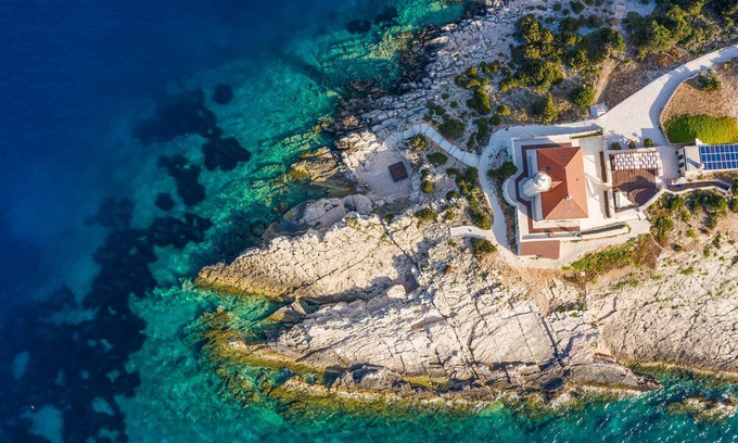 Cove Rogacic House | Experience Family Fun in a Unique Lighthouse with Hot Tub