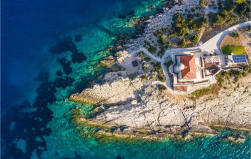 Cove Rogacic House | Inviting Home in Vis with Oceanfront Hot Tub & Kitchen