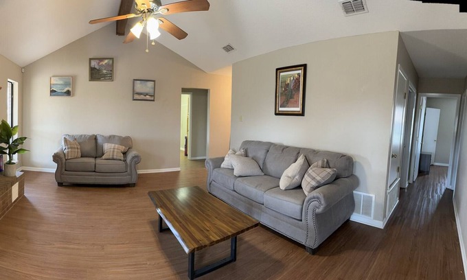 Stephenville House | Pet-Friendly Retreat Near Tarleton with 9.8/10 Rating