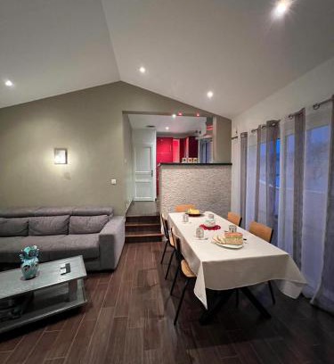 Brem Sur Mer House | Family-Friendly Retreat with Garden by the Sea