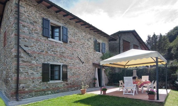 Castelnuovo di Garfagnana Apartment | Inviting 6-Person Apartment with WIFI, Parking & Pool