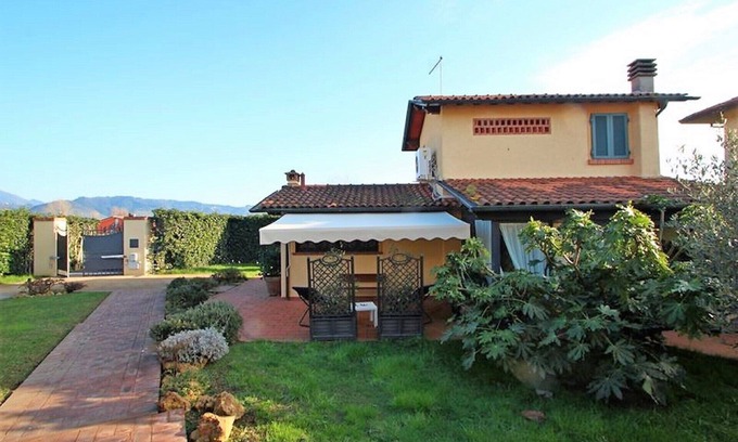 Pietrasanta House | Cozy Beach House with Garden & Ocean View - Guest Rated 9.6
