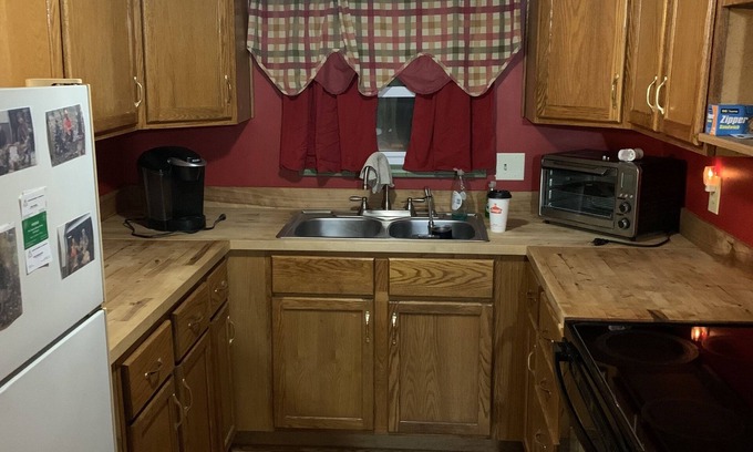 Kahoka House | Cozy Town House with Kitchen, Perfect for Family Stays