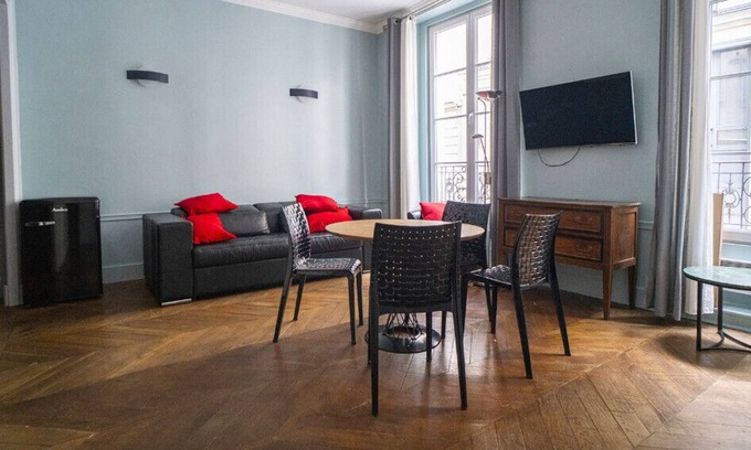 Quartier de la Place-Vendome Apartment | Cozy Love Nest Steps from the Opera - Pet Friendly & Accessible