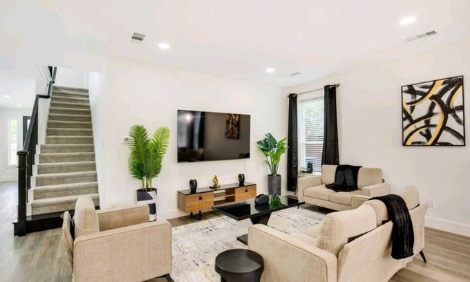 West Dallas House | Elegant 3-Room Duplex with Spa and Pet-Friendly Amenities