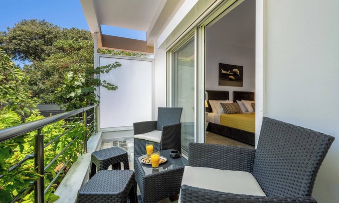 Petaloudes Apartment | Cozy Apartment with Breakfast & Child-Friendly Amenities
