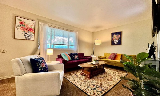 Middletown House | Budget-Friendly Hotel with Breakfast and Family Amenities