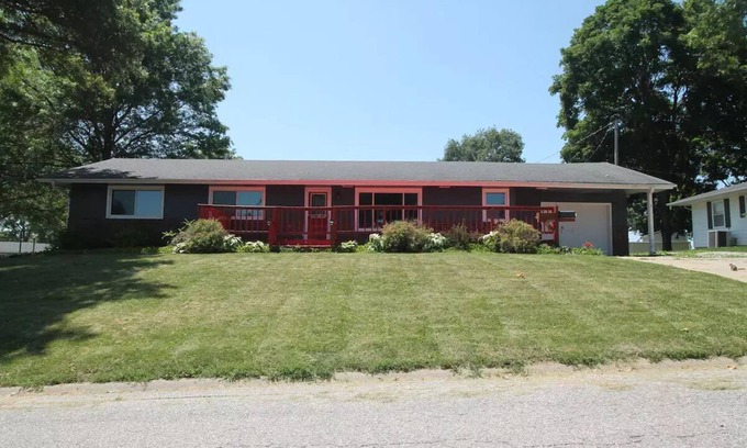 Clarinda House | Peaceful Retreat in a Family-Friendly Neighborhood