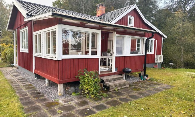 Lappe House | Pet-Friendly Cottage by Lake Hjalmaren with Perfect Ratings