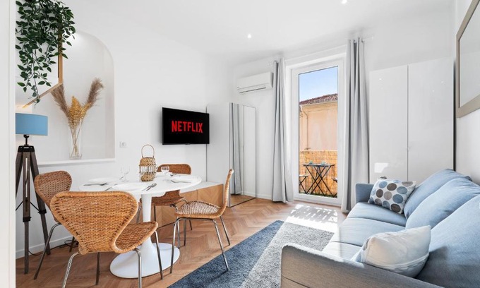 Lazaret Apartment | Inviting Maeterlinck: Idyllic Retreat with Ocean Views