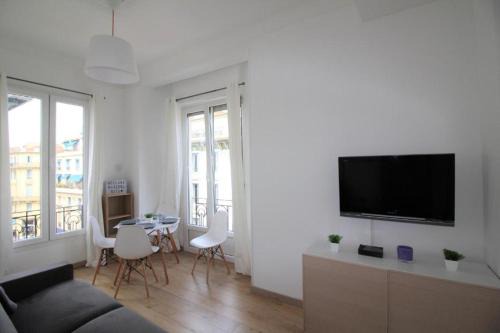 Lepante Quarter Apartment | Charming Notre Dame Loft with Rooftop Views & Pet-Friendly Stay