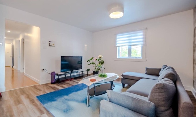 McMasterville Apartment | Scenic River & Mountain Views with Free Parking and Kitchen