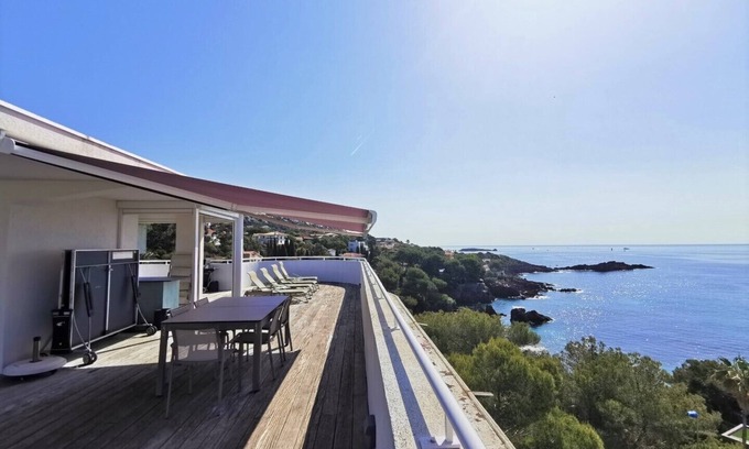 Antheor Apartment | Inviting Rooftop Apartment with Breathtaking Sea View