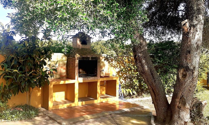 Campano Cottage | Charming Rural Retreat in Conil with Pool & Pet-Friendly Perks
