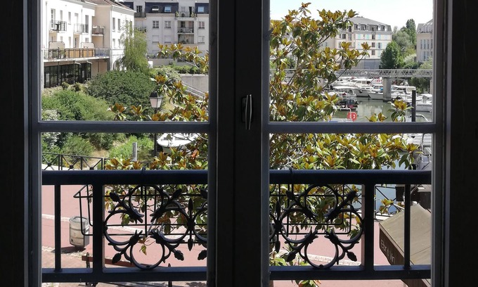 Cergy Apartment | Cozy Studio at Port Cergy with Scenic Lake View & More