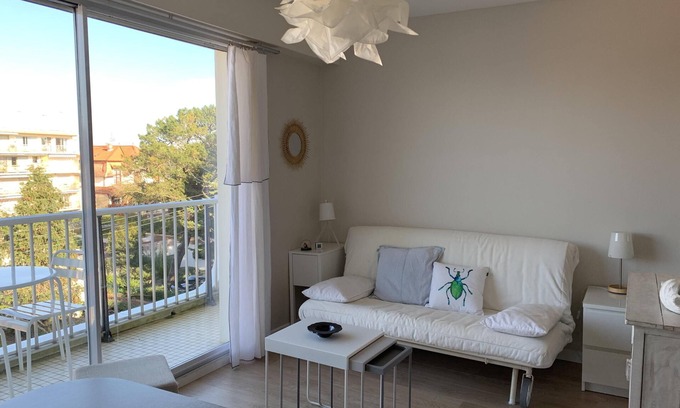 Arcachon Apartment | Cozy Studio Retreat in Arcachon with Pool View & Beach Access