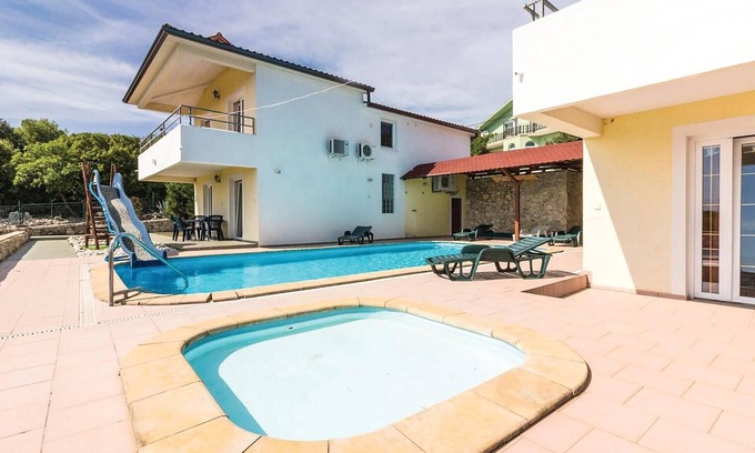 Viskovici Apartment | Cozy 1 Bedroom Retreat in Labin with Oceanfront Views