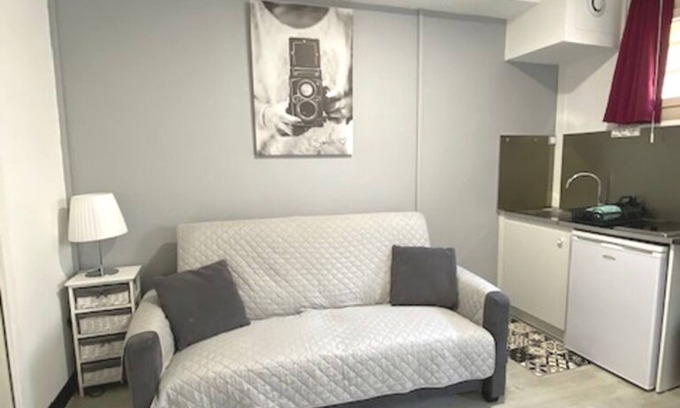 Auxerre Apartment | Cozy Studio Steps from the Docks with Breakfast Included