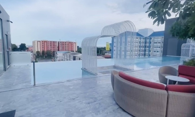 Nong Kae Apartment | Inviting Studio with Pool Steps from the Beach