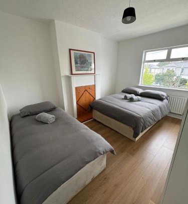 Glasnevin House | Cozy Triple Room at 2 Iveragh Rd - Ideal for Families
