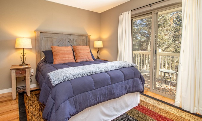 Frisco Condo | Updated Condo Retreat: Hot Tub & Lake Access Awaits You