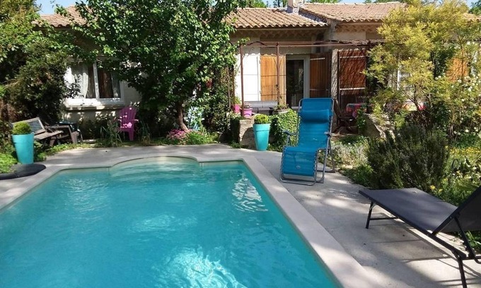 Morieres-les-Avignon Villa | Relaxing Villa in Morières-lès-Avignon with Pool Access