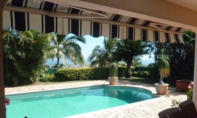 La Possession Villa | Nice villa of full foot, big swimming pool in a splendid sported garden.