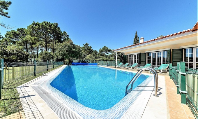 Charneca de Caparica e Sobreda Villa | Elegant Villa by Golf Resort with Pool near Beautiful Beaches