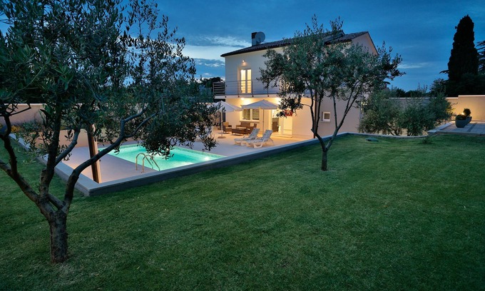 Valbandon House | Seaside Villa with Heated Pool & Prime Amenities