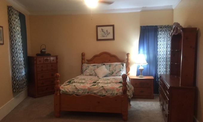 Abingdon House | Nicely Decorated and Cozy Suite in a House
