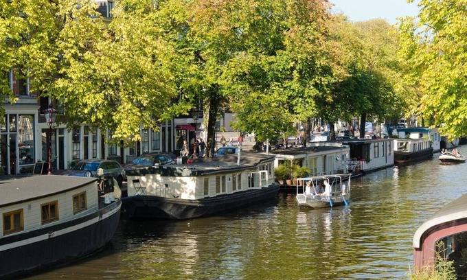 Jordaan Boat Rental | Charming Houseboat in Historic Canal Belt with Breakfast Included