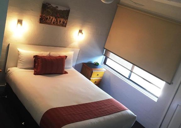 Hay Hotel | Cozy Nicholas Royal Motel with Pool and Hot Tub Amenities