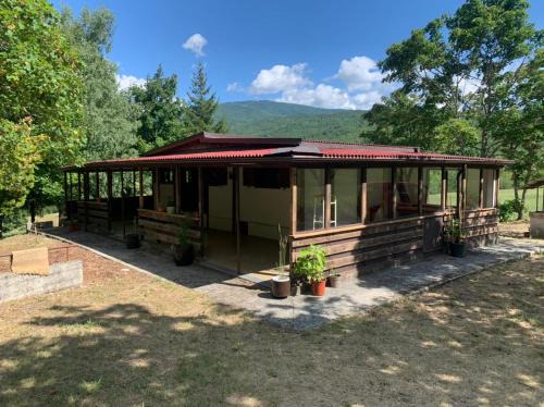 Dernice House | Family-Friendly Stay at Nickland with Pet Accommodations