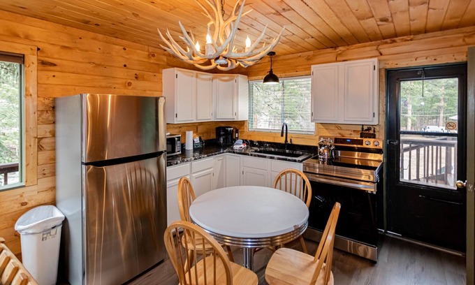 Estes Park Hotel | Relax at Nicky's Resort: Family-Friendly with Pool & Breakfast