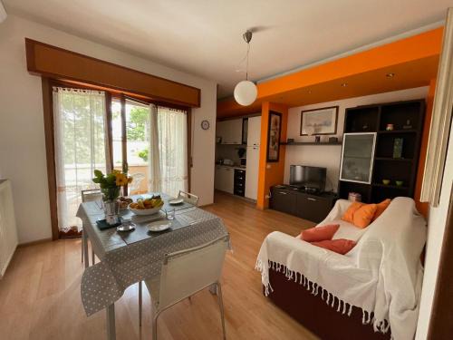 Peschiera del Garda Apartment | Nico's Apartment: 4-Star Hotel with Oceanfront Pool Access