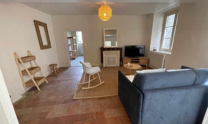 Suevres Apartment | Family-Friendly Getaway at Nid Bohème - Rated 9/10