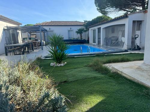 Villemoustaussou House | Cozy Escape with Pool and Kitchen at Nid Douillet