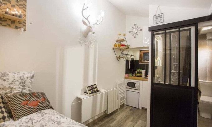 6th Arrondissement Apartment | Convenient Nid du Parc - Ideal for Solo Travelers