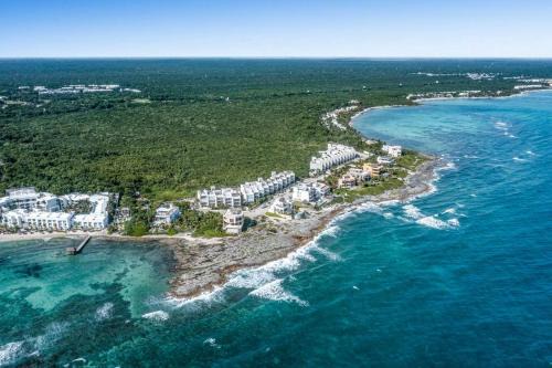 Akumal Apartment | Beachfront Retreat at Nido De Tortuga Akumal with Jacuzzi