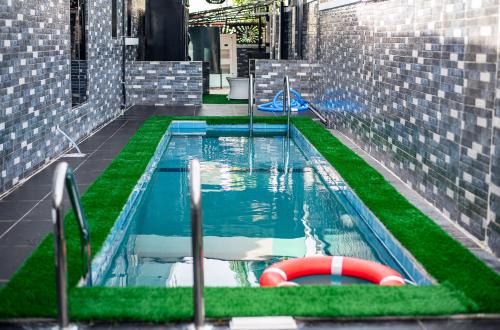Abuja Apartment | Modern Nifewat Apartment in Dijon: Pool, Gym & Netflix Access
