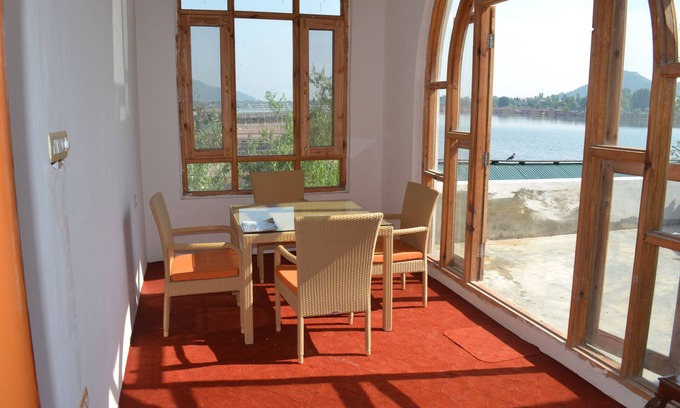 Sudarbal Hotel | Serene Nigeen Lake View Resort with Family-Friendly Amenities