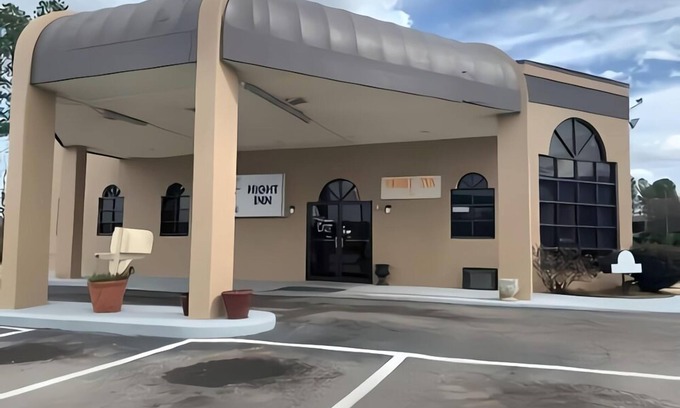 Rowland Hotel | Budget-Friendly Stay at Night Inn with Breakfast & Kitchen