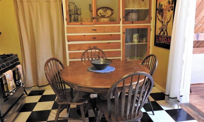 Murphys Apartment | Relax at Night Owl - Pet-Friendly Murphys Getaway