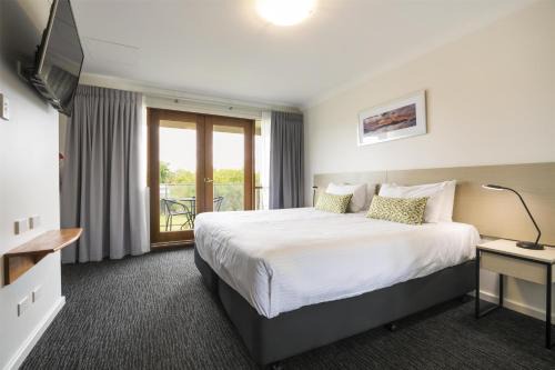 Busselton Hotel | Relax at Nightcap at the Ship Inn with Pool & Hot Tub