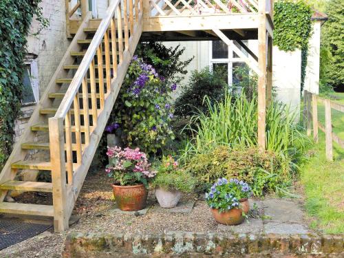 Hollesley House | Guest Rated 9.5: Nightingales with Pet-Friendly Amenities