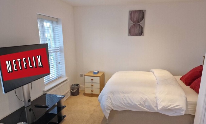 Bletchley House | Comfortable NightRest Homes: 6 Bedrooms for Your Stay