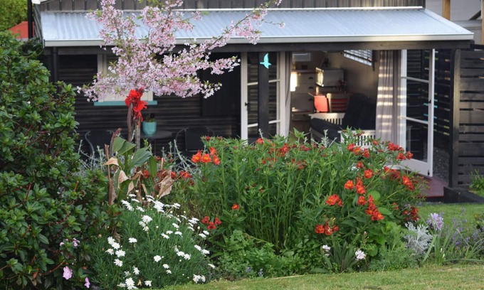 Katikati Apartment | Cozy Nikau Cottage with Pool & Ocean Views in Katikati